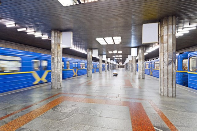 В Киеве ищут взрывчатку на двух станциях метро